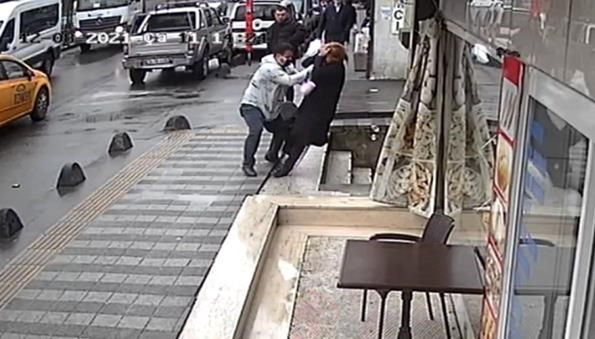 Eşini sokak ortasında dövdü