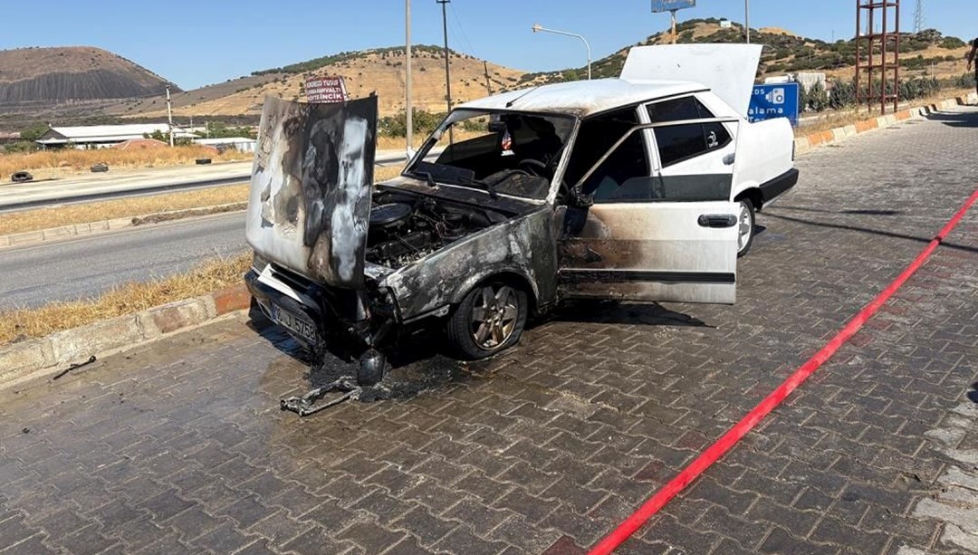 Manisa'da seyir halindeki araba yandı