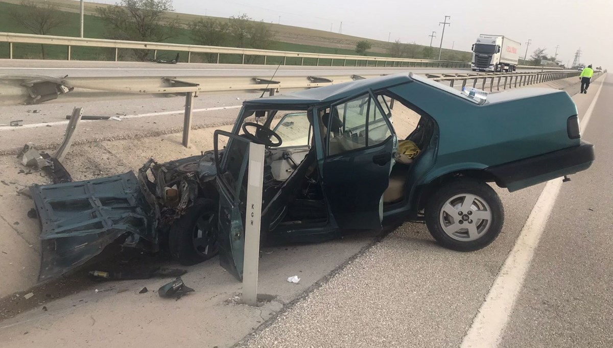 Konya'da refüje çarpan otomobildeki 2 kişi yaralandı Konya'da refüje çarpan otomobildeki 2 kişi yaralandı