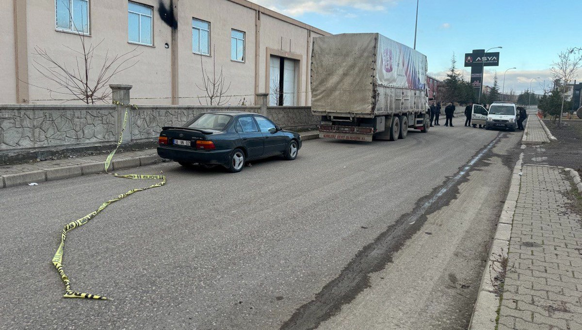 12 yaşındaki çocuk babasının kullandığı TIR ile duvar arasına sıkışarak can verdi 12 yaşındaki çocuk babasının kullandığı TIR ile duvar arasına sıkışarak can verdi