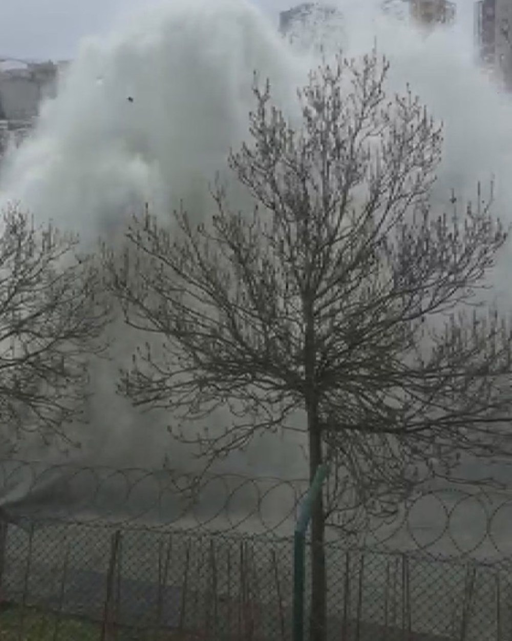 İstanbul'da su borusu patladı, moto kurye açılan çukura düştü - 2