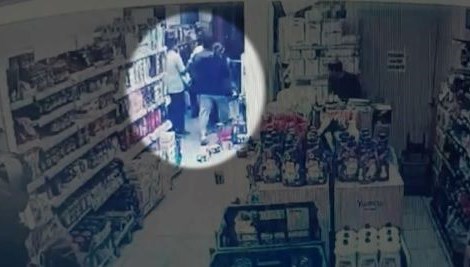 Üstü kirlenince market çalışanına saldırdı