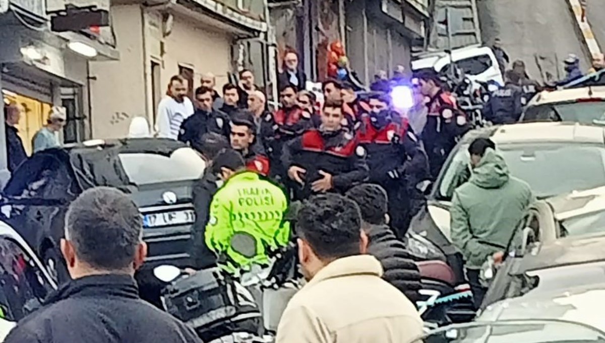 Polisten kaçan otomobil yayalara çarptı: 1'i ağır 3 yaralı Polisten kaçan otomobil yayalara çarptı: 1'i ağır 3 yaralı