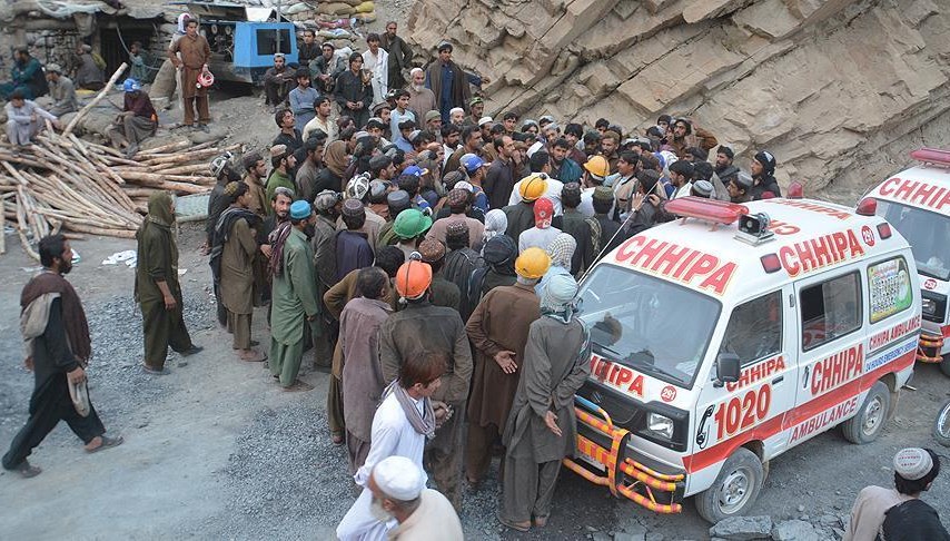 Pakistan'da maden çöktü: 12 işçi mahsur kaldı