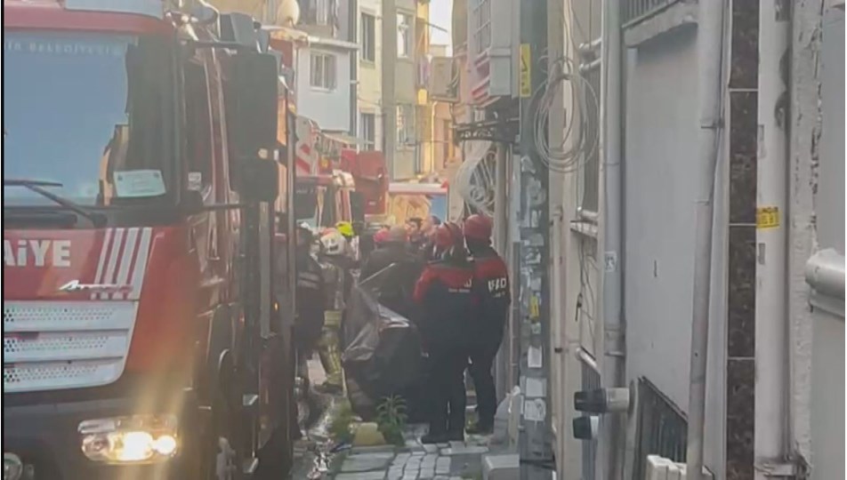 Şişli'de boş bir binada kısmi çökme meydana geldi