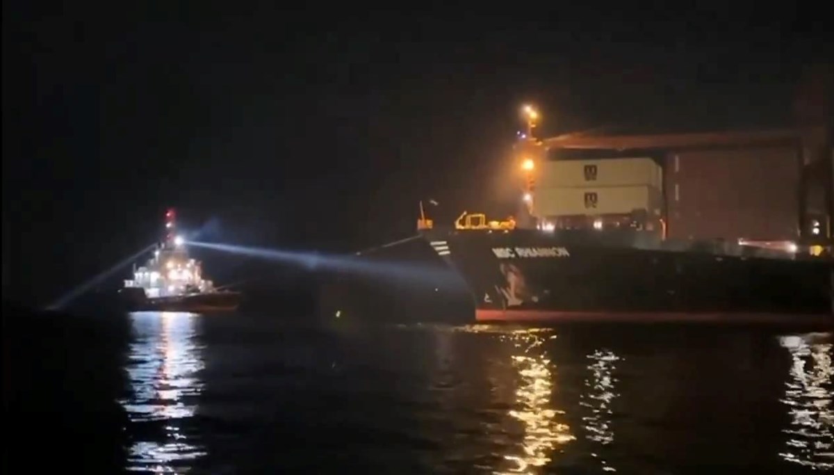 Yeşilköy'de karaya oturan gemi kurtarıldı Yeşilköy'de karaya oturan gemi kurtarıldı