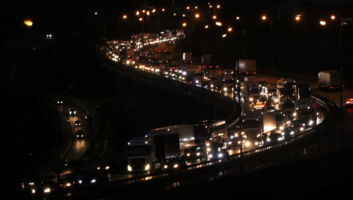 Kocaeli'deki iki kazada 1 kişi öldü | TEM'de trafik durdu Kocaeli'deki iki kazada 1 kişi öldü | TEM'de trafik durdu