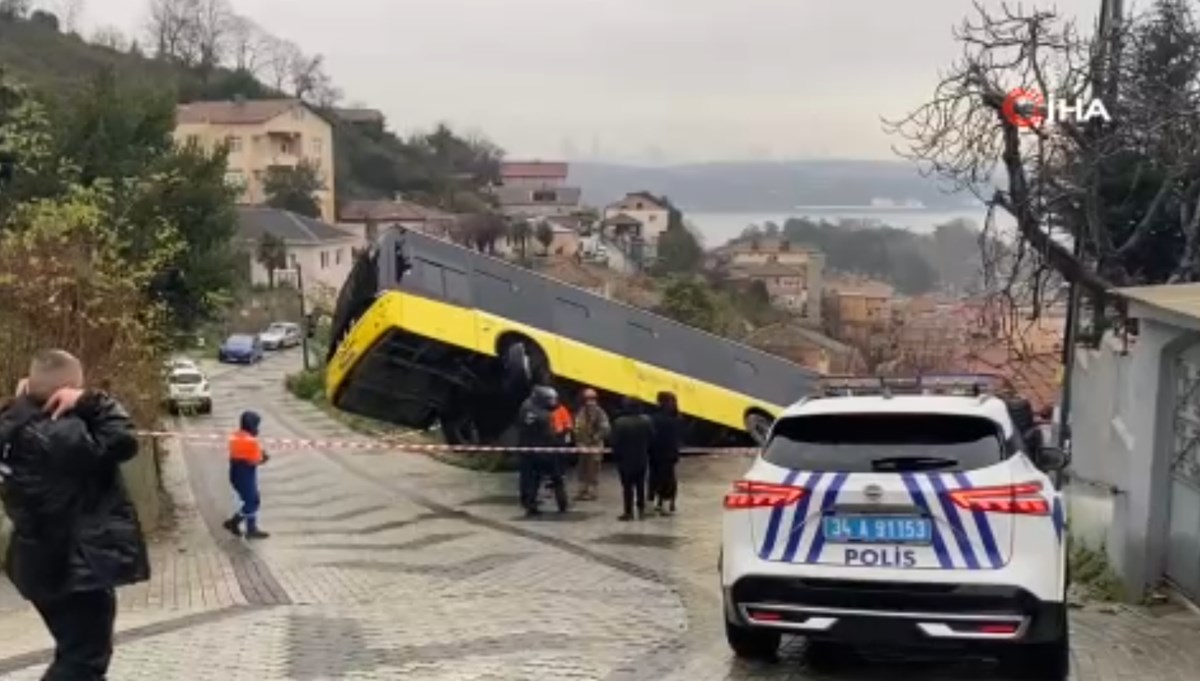 Beykoz'da yokuş aşağı kayan İETT otobüsü evin bahçesine düştü