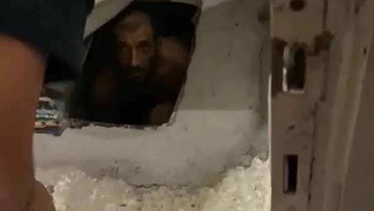 Birçok suçtan aranan şüpheli, kanepenin altındaki çukurda yakalandı