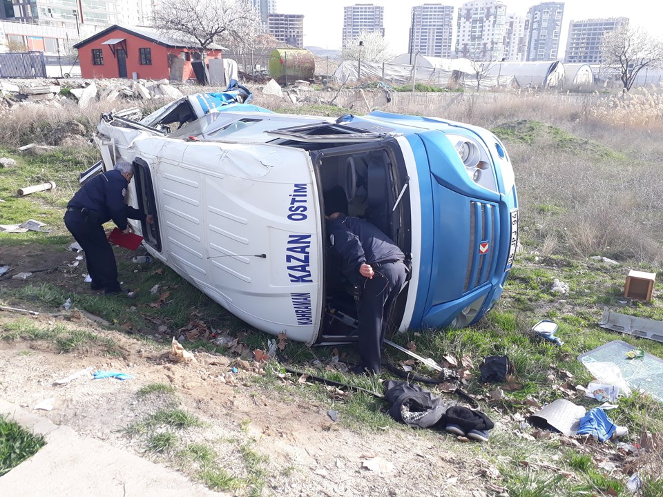 Hafriyat kamyonu ile yolcu minibüsü çarpıştı: 14 yaralı - 1