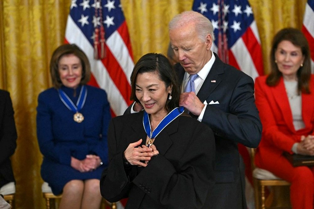 Her Şey Her Yerde Aynı Anda"nın Oscar ödüllü oyuncusu Michelle Yeoh'a özgürlük madalyası - 4