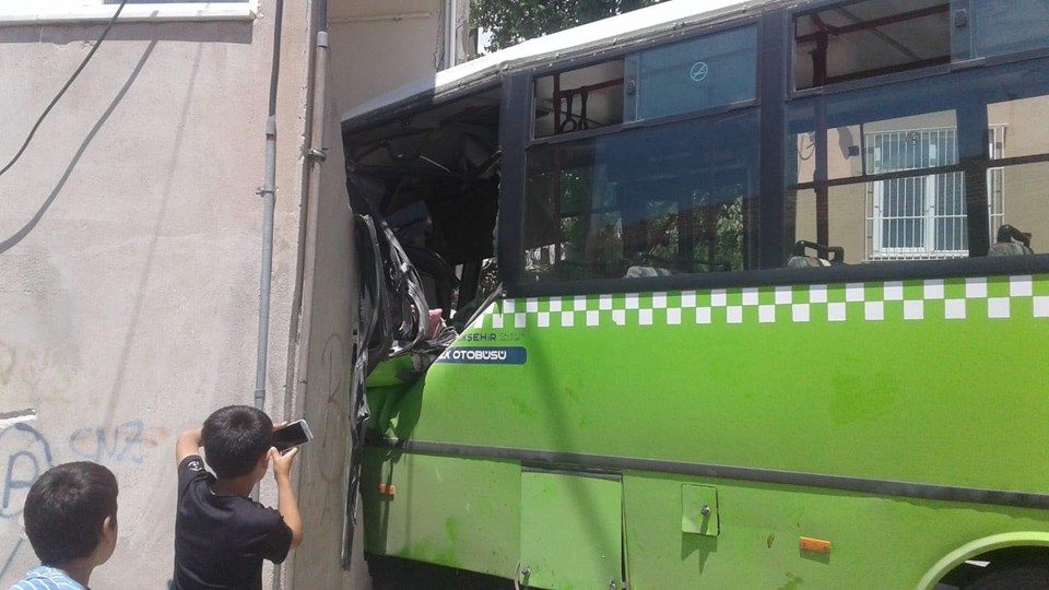 Freni boşalan halk otobüsü binaya çarptı - 1