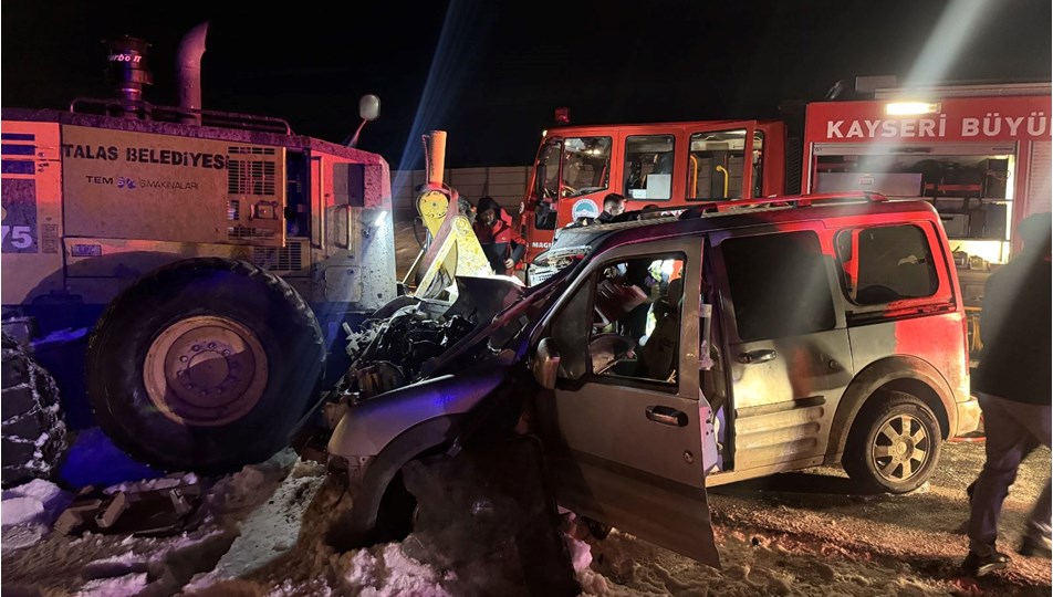 Kayseri'de hafif ticari araç iş makinesi ile çarpıştı: 2 ağır yaralı