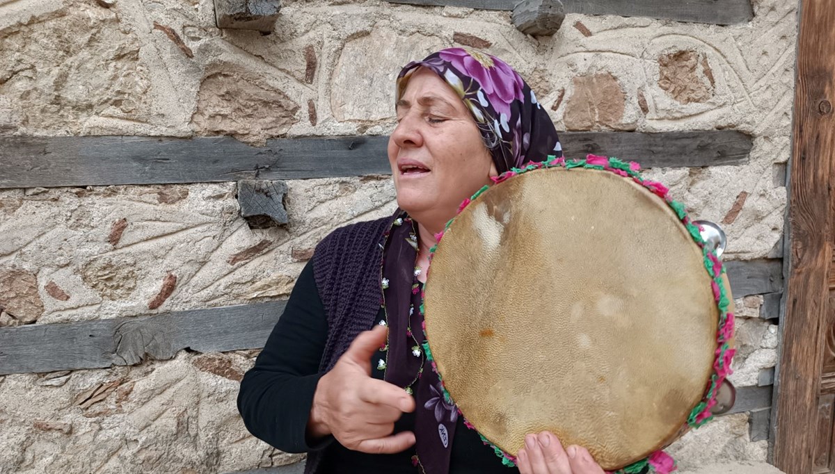 57  yaşında sesi ve ezgileriyle yöre kültürünü yaşatıyor: Torosların 