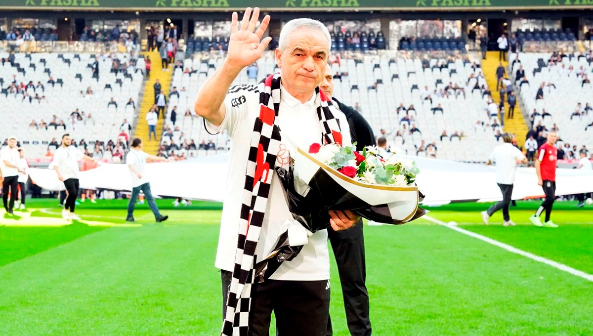 Dolmabahçe’de Rıza Çalımbay’a sevgi gösterisi Dolmabahçe’de Rıza Çalımbay’a sevgi gösterisi