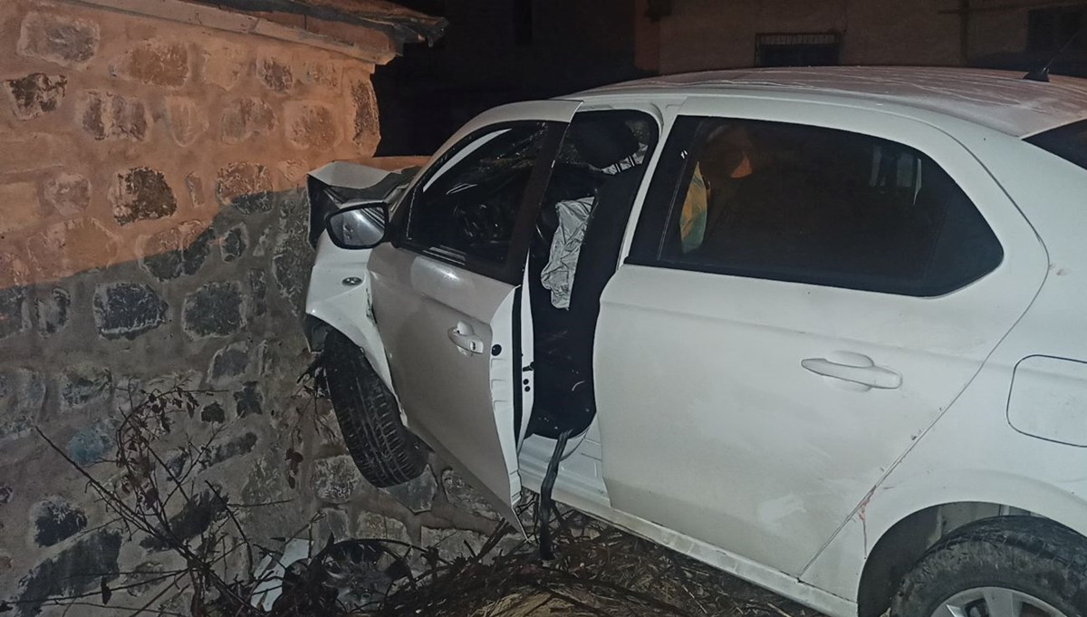 Tokat’ta otomobil camiye çarptı: 8 yaralı Tokat’ta otomobil camiye çarptı: 8 yaralı