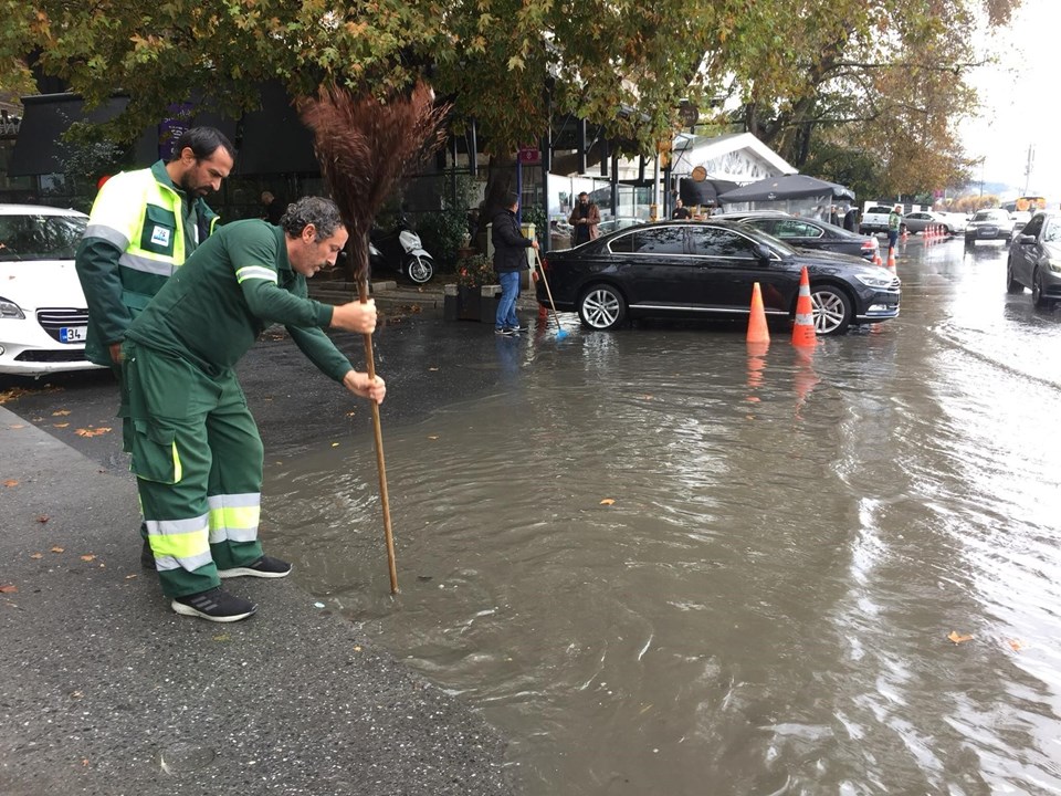 İstanbul'da yağış nedeniyle yol çöktü (Rögar kapağına çarpan aracın hava yastıkları açıldı) - 4