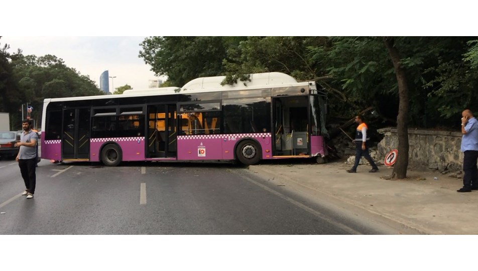 Sariyer De Belediye Otobusu Duvara Carpti Istanbul Da Sabah Trafigi Ntv