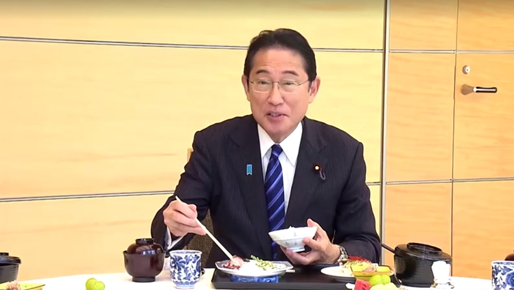 Japonya Başbakanı, radyasyon  endişelerini gidermek için deniz mahsulü yedi: Hüseyin Cahit Aral'ı hatırlattı - 9