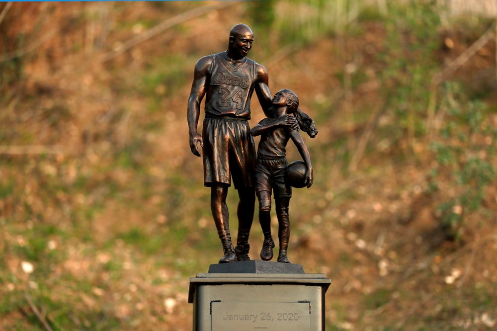 Kobe Bryant ile kızının heykeli öldükleri yere dikildi - 5