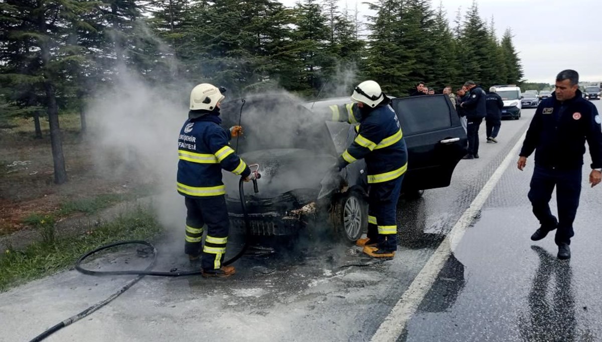 Seyir halindeki araç alev alev yandı