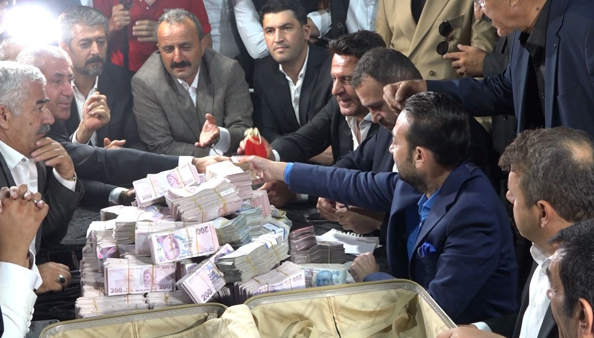 Saymak 4 saat sürdü: Geline 2 kilo altın, damada ise 15 milyon lira para takıldı Saymak 4 saat sürdü: Geline 2 kilo altın, damada ise 15 milyon lira para takıldı