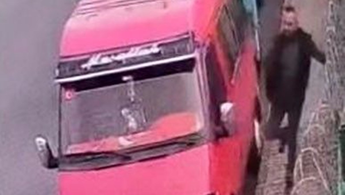 Park halindeki araçların aynalarını uçan tekmeyle kırdı: O anlar kamerada Park halindeki araçların aynalarını uçan tekmeyle kırdı: O anlar kamerada