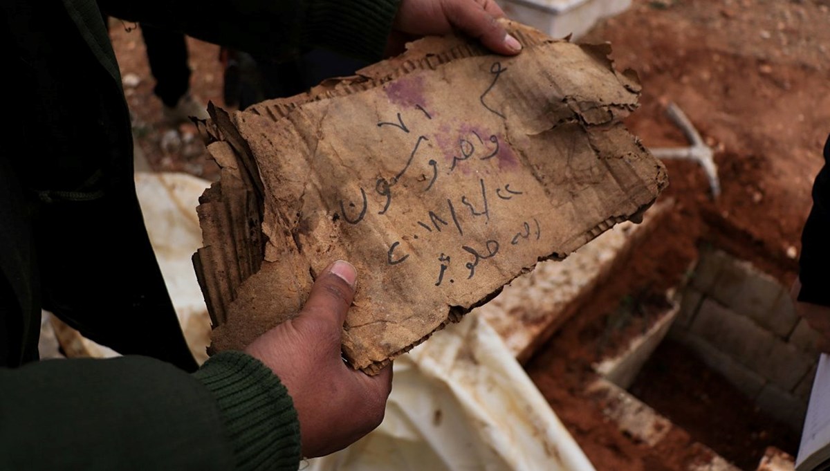 Halep'te Beşşar Esed rejiminin öldürdüğü sivillere ait olduğu düşünülen toplu mezar bulundu. Halep'te Beşşar Esed rejiminin öldürdüğü sivillere ait olduğu düşünülen toplu mezar bulundu.