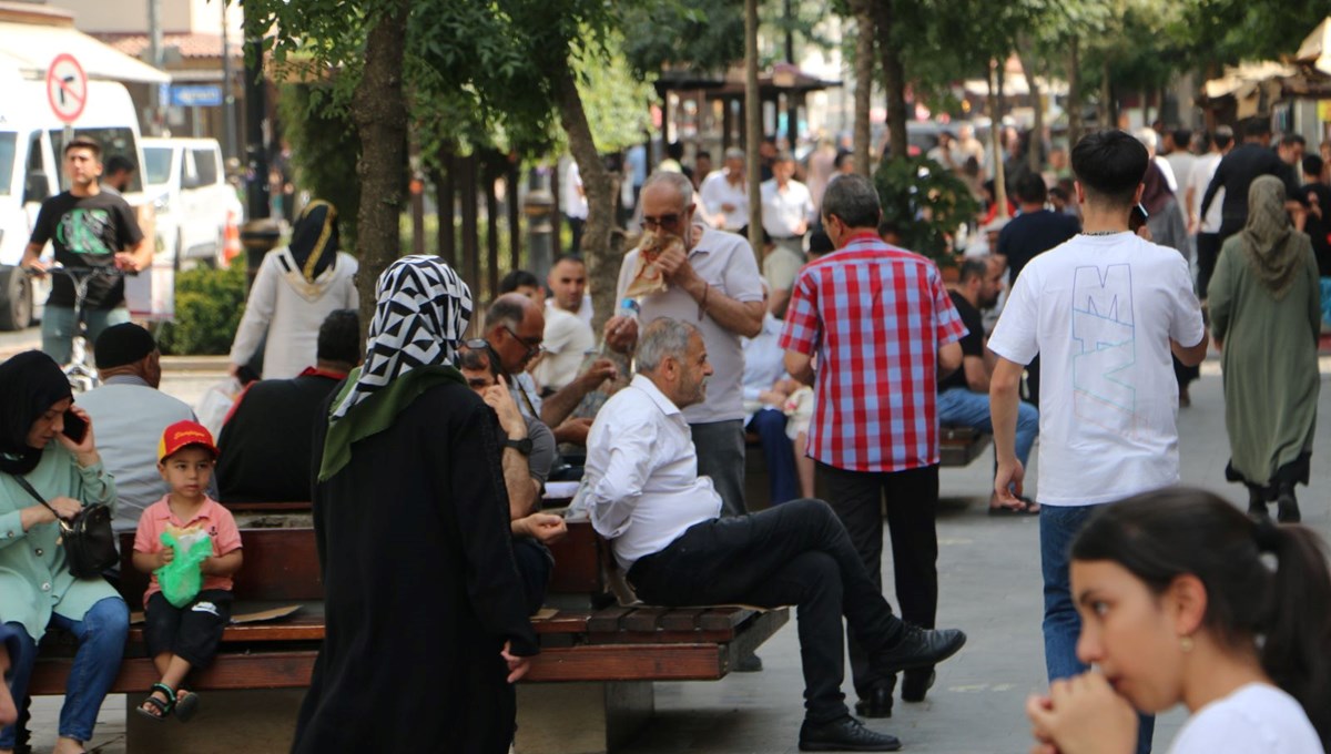 Hava sıcaklığı 39 dereceyi buldu: Gölgelik alanlarda serinlediler
