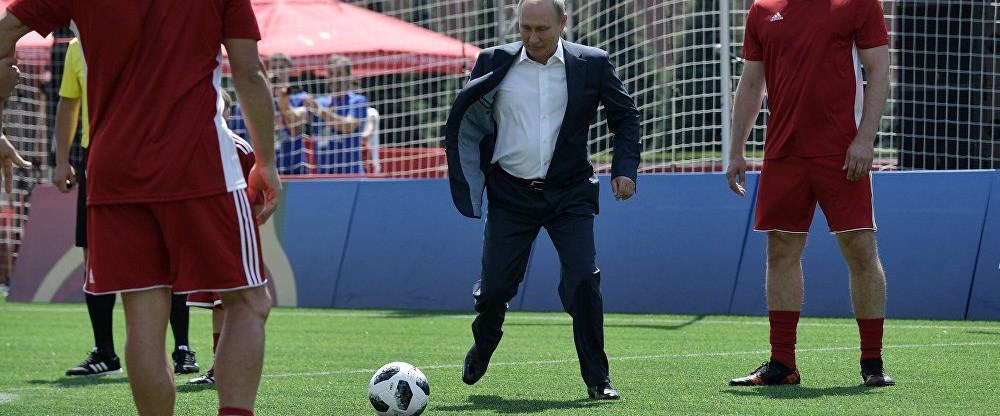 Putin ve Infantino'dan futbol şovu