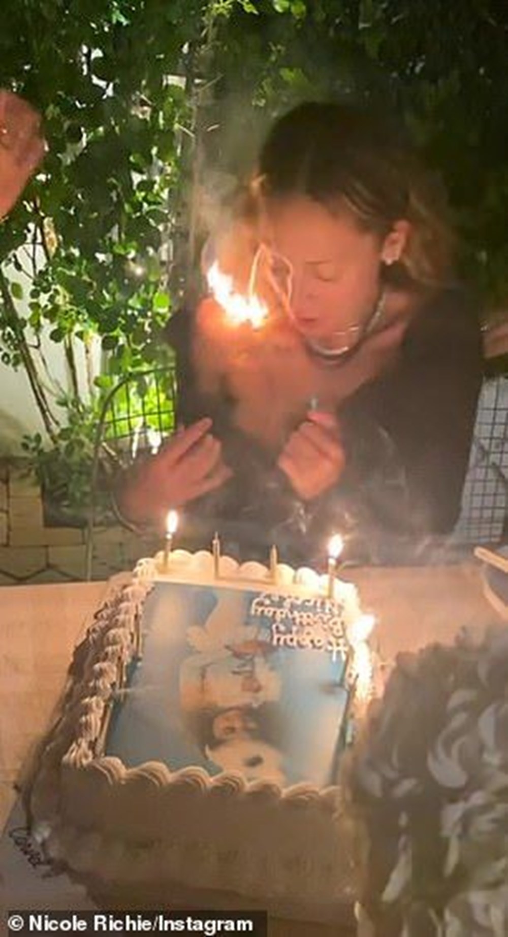 Nicole Richie doğum günü pastasındaki mumları üflerken saçları tutuştu - 3