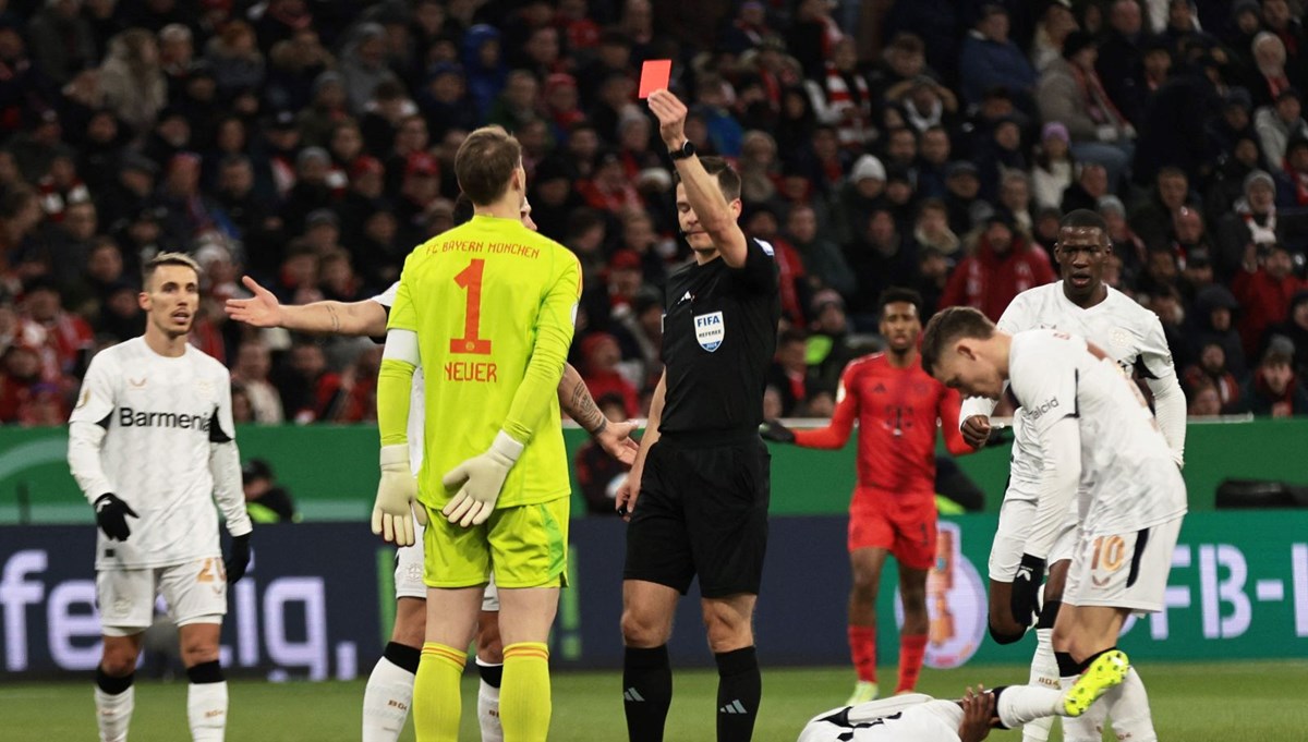 38 yaşındaki Manuel Neuer'e kariyerinde ilk kez kırmızı kart: 17. dakikada atıldı özür diledi 38 yaşındaki Manuel Neuer'e kariyerinde ilk kez kırmızı kart: 17. dakikada atıldı özür diledi
