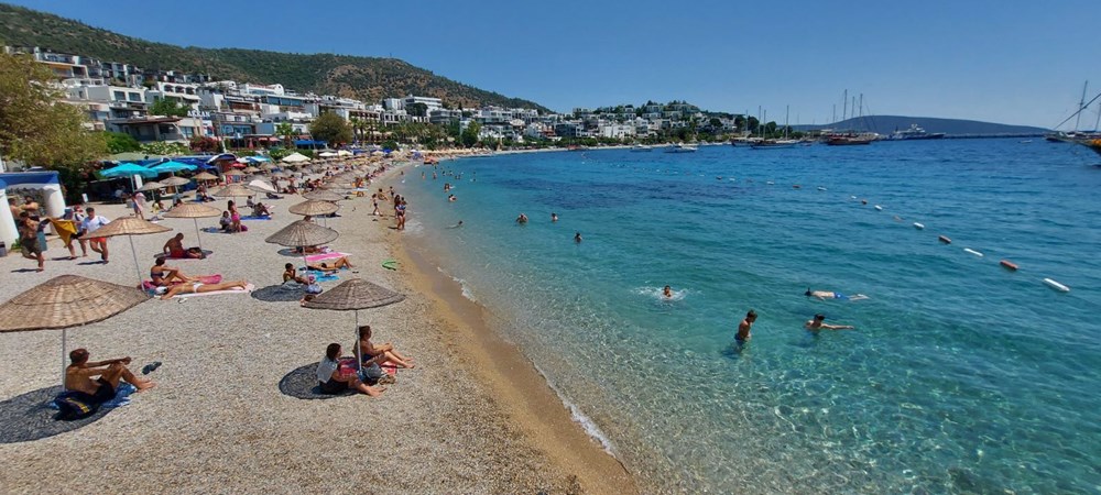 Hava sıcaklığının 32 dereceyi bulduğu Bodrum'da sahiller doldu taştı - 5