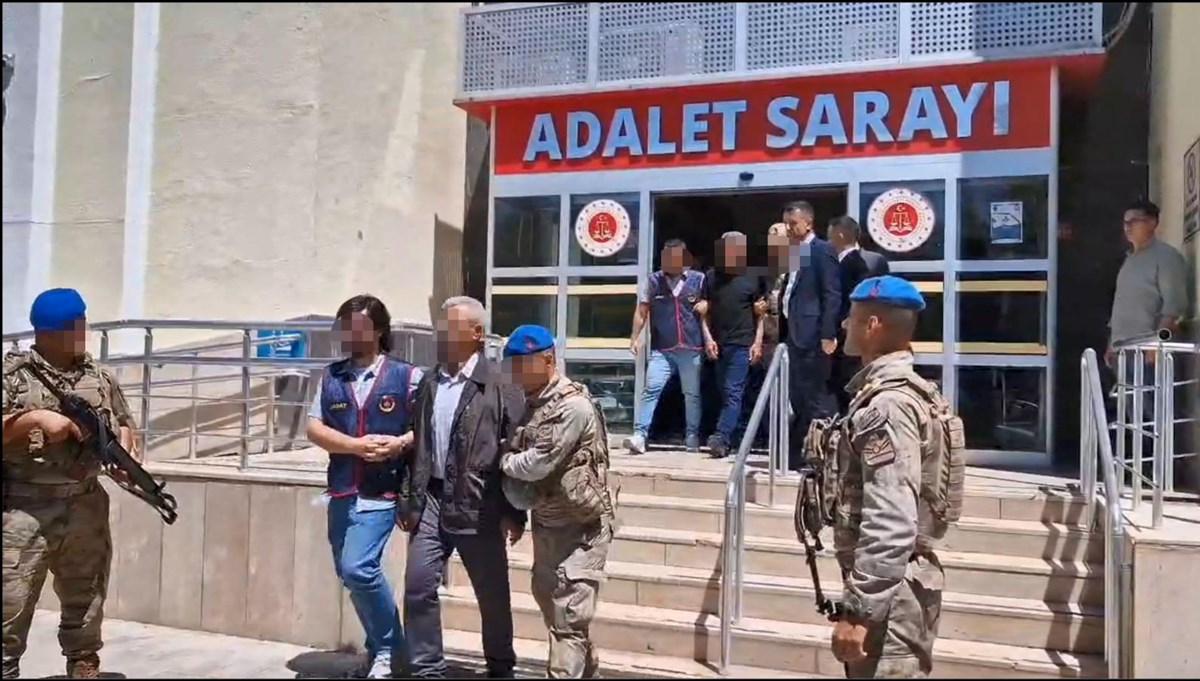 Diyarbakır’daki arazi katliamında aileler barıştı: Barış töreni öncesi tüm firariler teslim oldu Diyarbakır’daki arazi katliamında aileler barıştı: Barış töreni öncesi tüm firariler teslim oldu