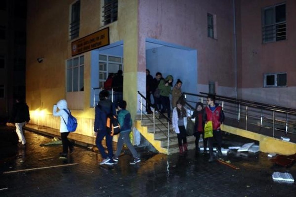 Pansiyonun çatısı uçtu, 38 lise öğrencisi tahliye edildi - 1
