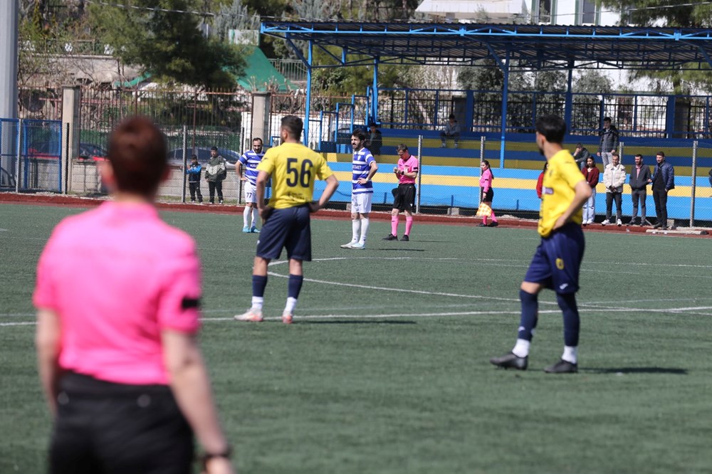 Eşinin yönlendirmesiyle hakem oldu: Futbol hakemi çift birlikte maç yönetiyor - 5