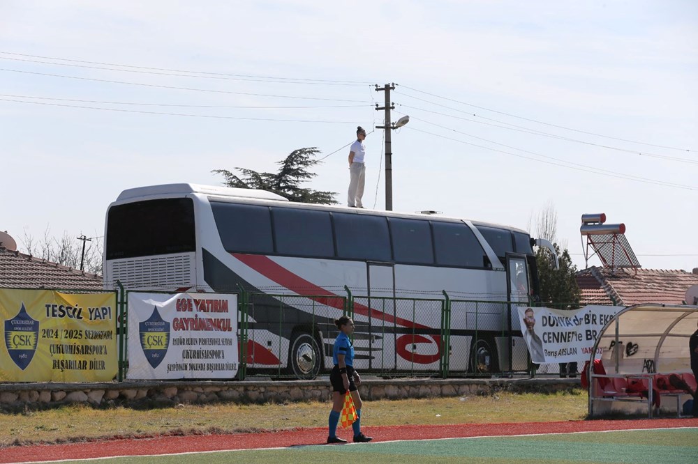Yeşil sahada görülmemiş olay: Cezalı antrenör, takımını otobüsün üzerinden yönetti - 7