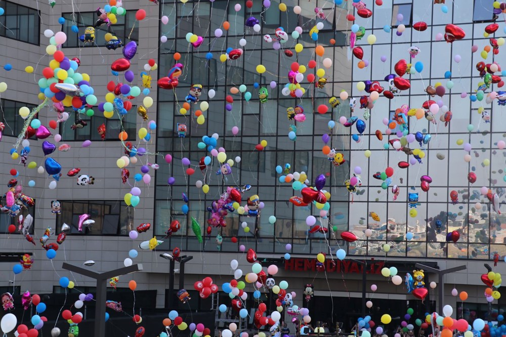 İzmir’de balonlar kanser tedavisi gören çocuklar için uçuruldu - 1