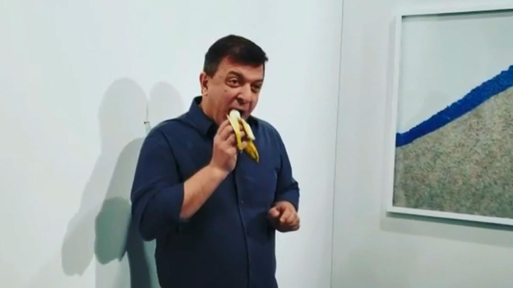 �Duvara bantlanmış muz� sanatına muzu yiyerek tepki gösterdi (Muza �Duvara bantlanmış muz� sanatına muzu yiyerek tepki gösterdi (Muza