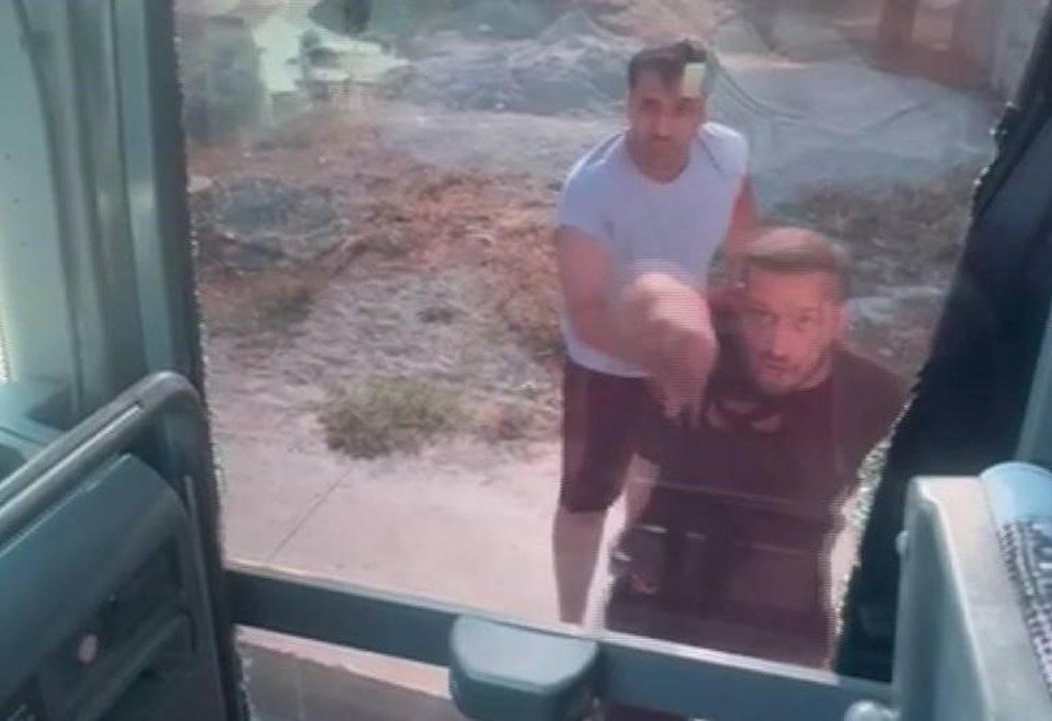 Turistleri taşıyan tur otobüsünde korku dolu anlar! Taşla saldırıp şoförün başını yardılar - 3