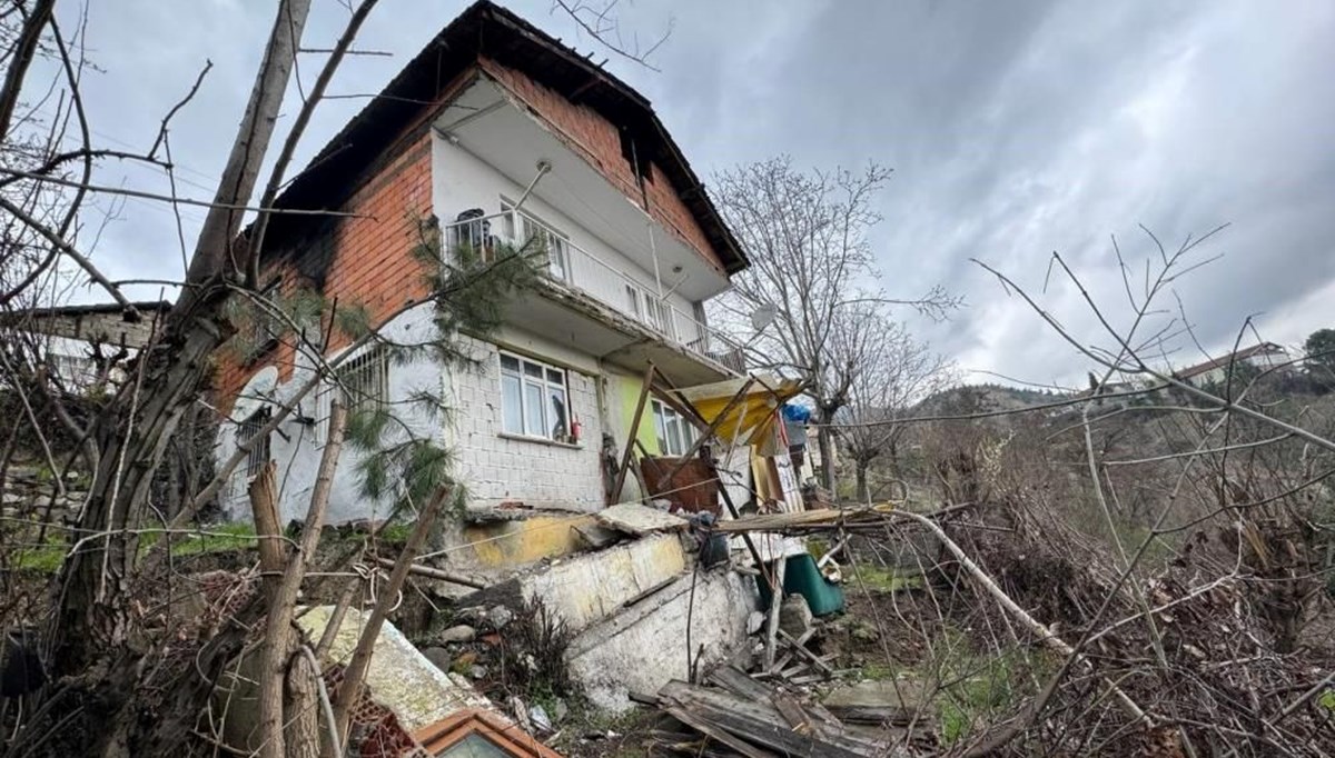 Heyelanda balkonu çöken ev boşaltıldı