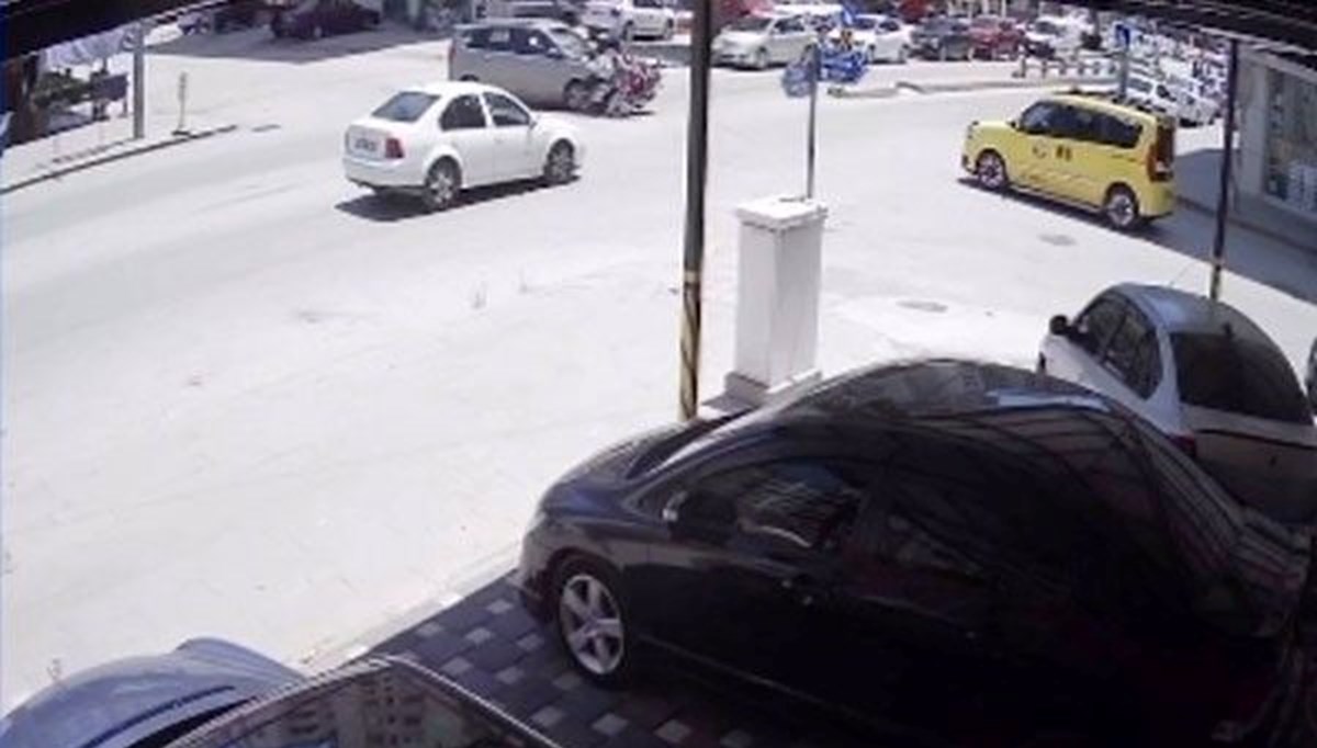 Ölümün kıyısından saniyelerle döndü, zarar gören motosikletine üzüldü Ölümün kıyısından saniyelerle döndü, zarar gören motosikletine üzüldü