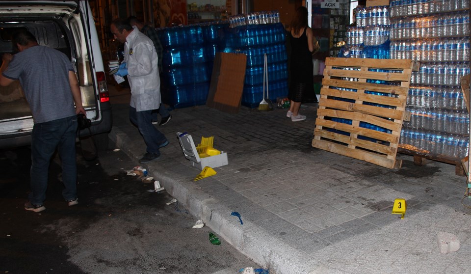 Gaziosmanpaşa'da silahlı kavga (İki kişi vuruldu, markete ateş açıldı) - 1