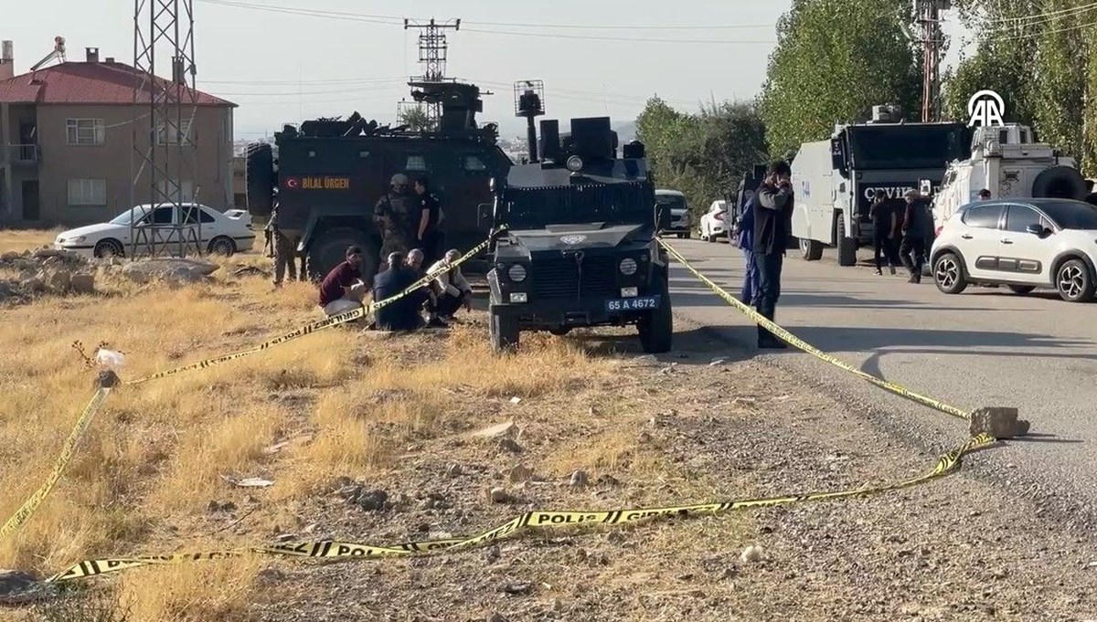 Van'da iki aile arasında silahlı kavga: 1 ölü, 15 gözaltı Van'da iki aile arasında silahlı kavga: 1 ölü, 15 gözaltı