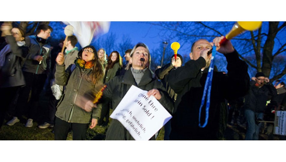 Wulff'a vuvuzelalı protesto