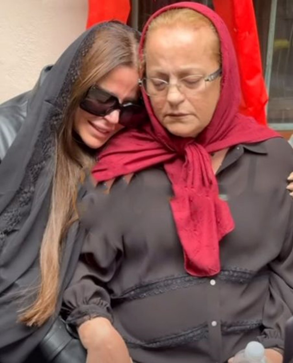 Simge Sağın'ın en zor vedası: Ablasını son yolculuğuna uğurluyor - 5