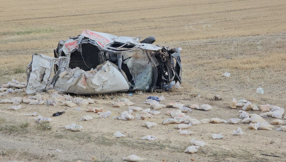 Lastiği patlayan minibüs şarampole devrildi: 2 yaralı Lastiği patlayan minibüs şarampole devrildi: 2 yaralı