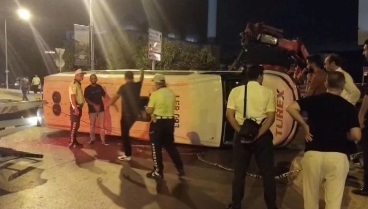 Otomobil ile minibüs çarpıştı: 10 yaralı