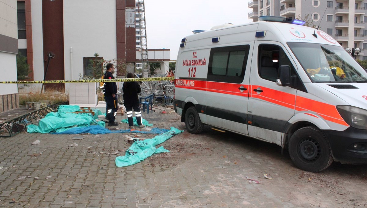 11 katlı binanın tadilatında iskele çöktü: 2 ölü 11 katlı binanın tadilatında iskele çöktü: 2 ölü