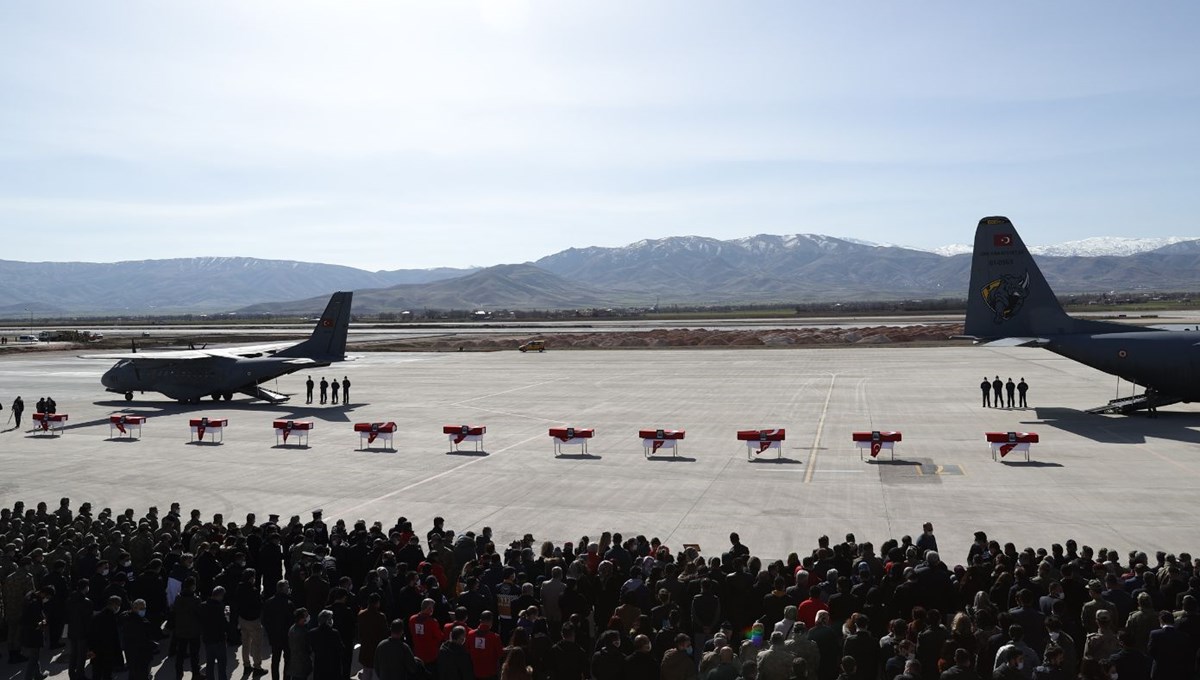 Bitlis'te helikopter düşmesi sonucu şehit olan 11 askere veda
